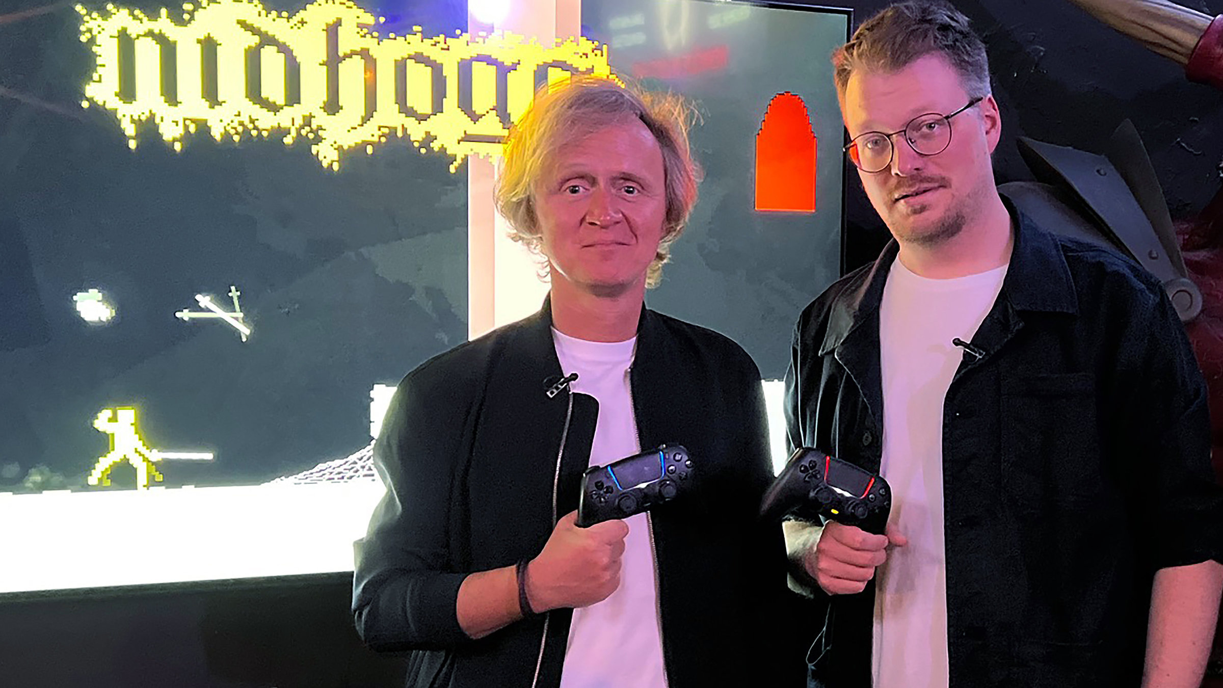 "Kurzstrecke mit Pierre M. Krause - Maxi Gstettenbauer bezwingt Pierre und die Dunkelheit": Wenn Stand-Up Comedy Endboss Maxi Gstettenbauer (re.) auf den invertierten Eldenlord Pierre M. Krause trifft, kann dabei nur eine epische Kurzstrecke herauskommen. Doch die Folge ist nicht nur was für Nerds und E-Sportler, denn bei uns steht Spaß direkt auf Maxi-Level!