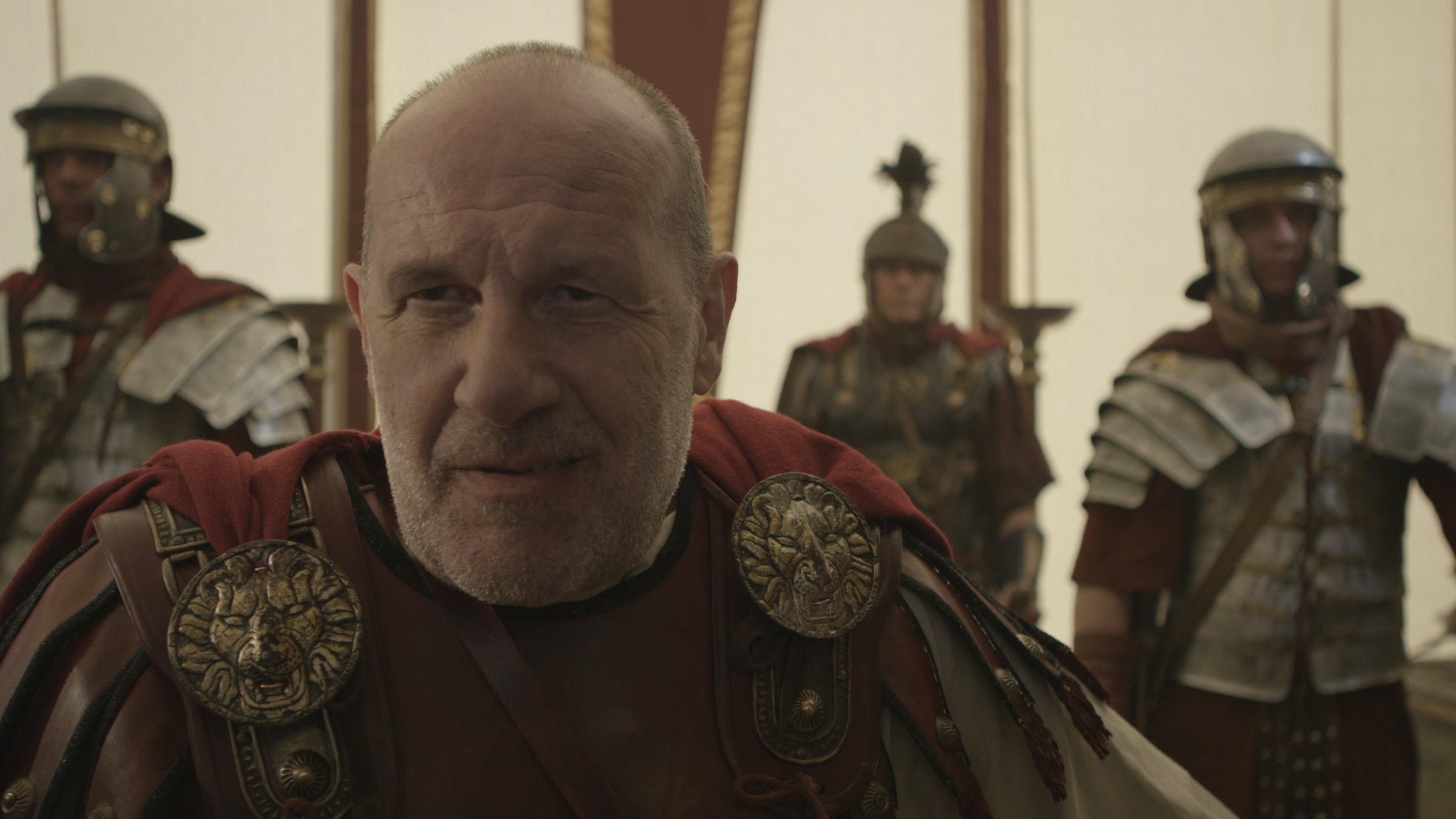 "Terra X: Die Kelten - Kampf um Gallien": Spielszene: Der römische Feldherr Gaius Julius Caesar mit drei seiner Soldaten.