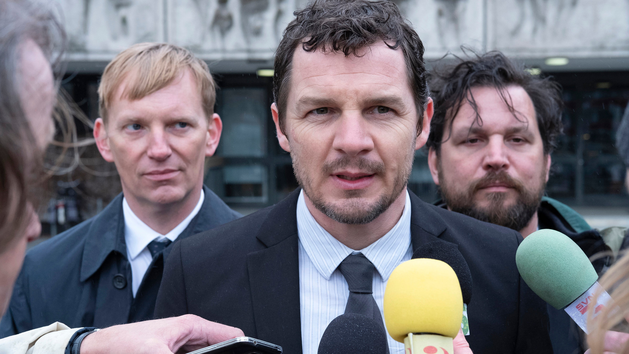 "Unschuldig (1/2)": Alex Schwarz (Felix Klare) verdankt den Freispruch seinem Anwalt Stefan Vogt (Christoph Glaubacker, li.) und seinem Bruder Daniel (Sascha Alexander Geršak, re.), der immer an seine Unschuld geglaubt hat.