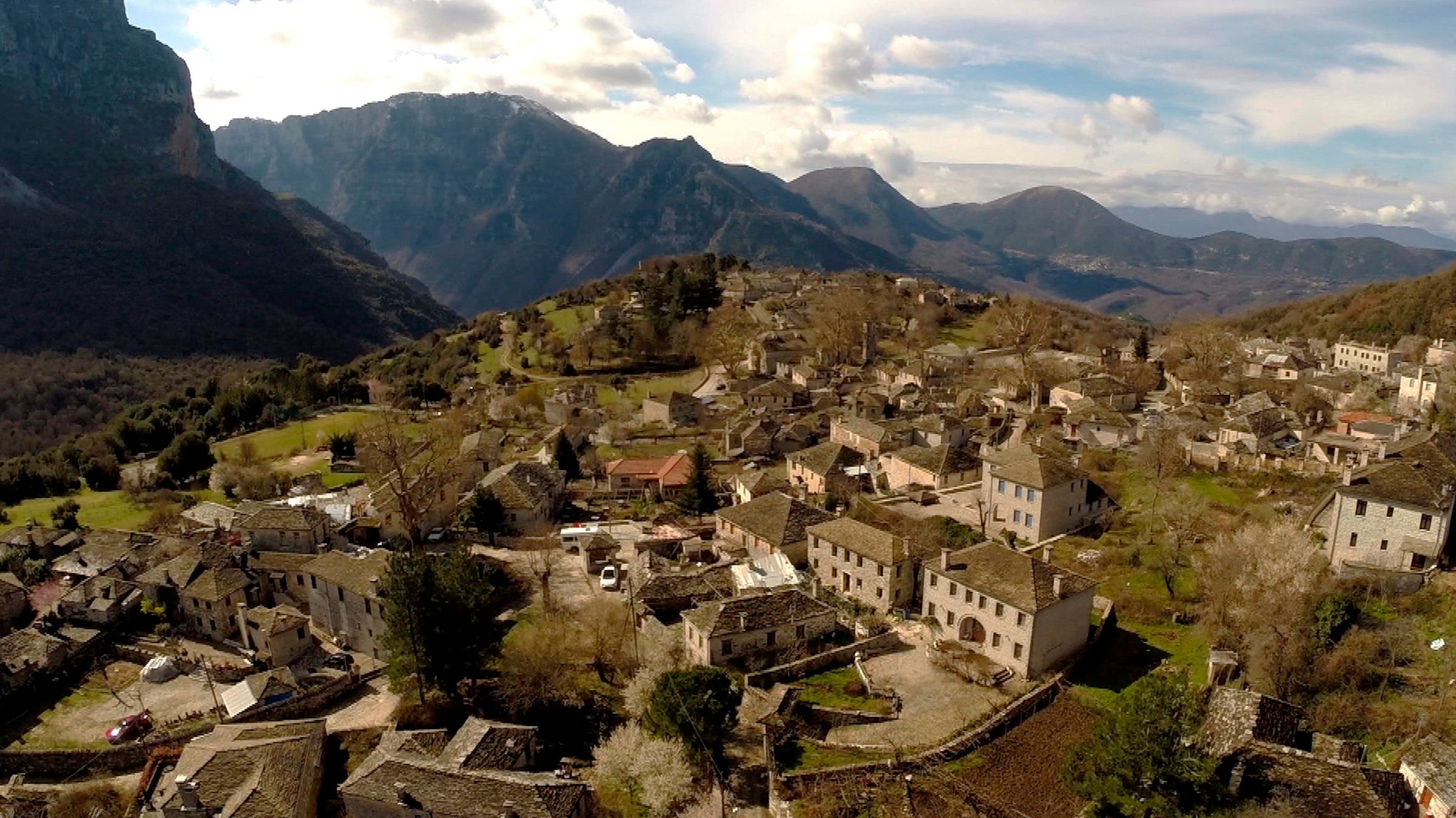 "Nordgriechenland: Die unbekannte Schöne": Papingo eins von 46 Dörfern der Zagoria im Pindosgebirge, Nordgriechenland. Zagoria bedeutet hinter den Bergen.