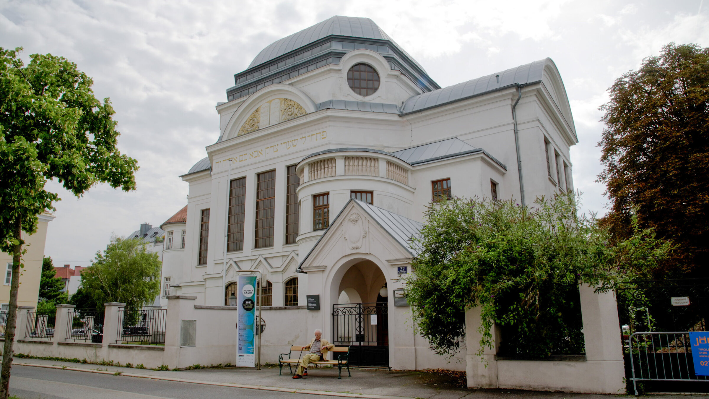 "Herr Morgenstern und seine Synagoge": Hans Morgenstern sitzt vor der St. Pöltner Synagoge.
