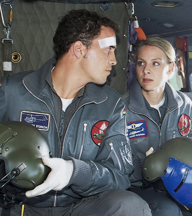 "Die Rettungsflieger - Fahrerflucht": Sabine (Marlene Marlow) und Jonny (Patrick Wolff) sitzen nebeneinander im Hubschrauber und schauen sich an. Auf Jonnys Stirn klebt ein Pflaster.