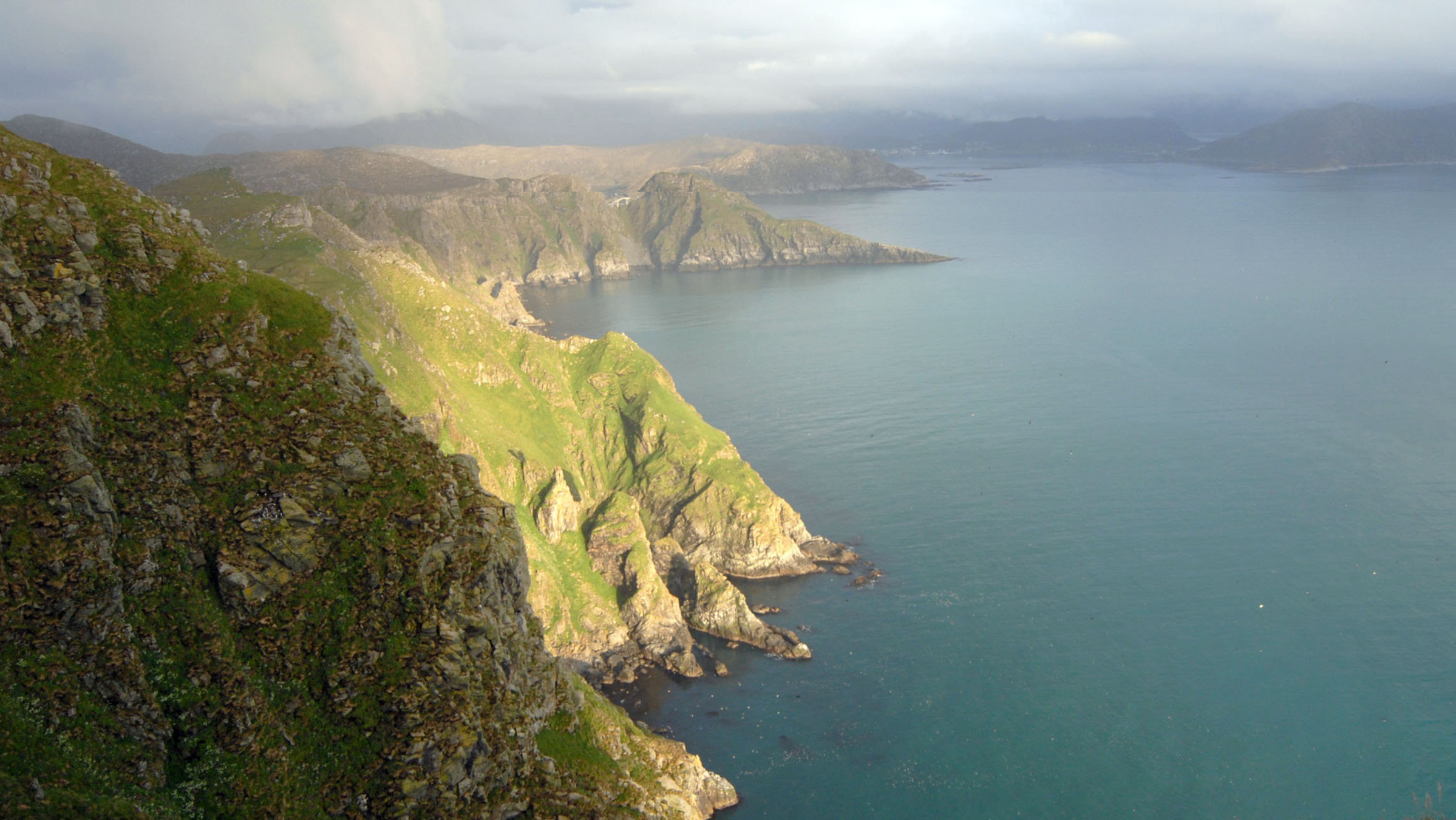 "Wildes Skandinavien - Norwegen": Blick von oben auf die Fjord-Landschaft.
