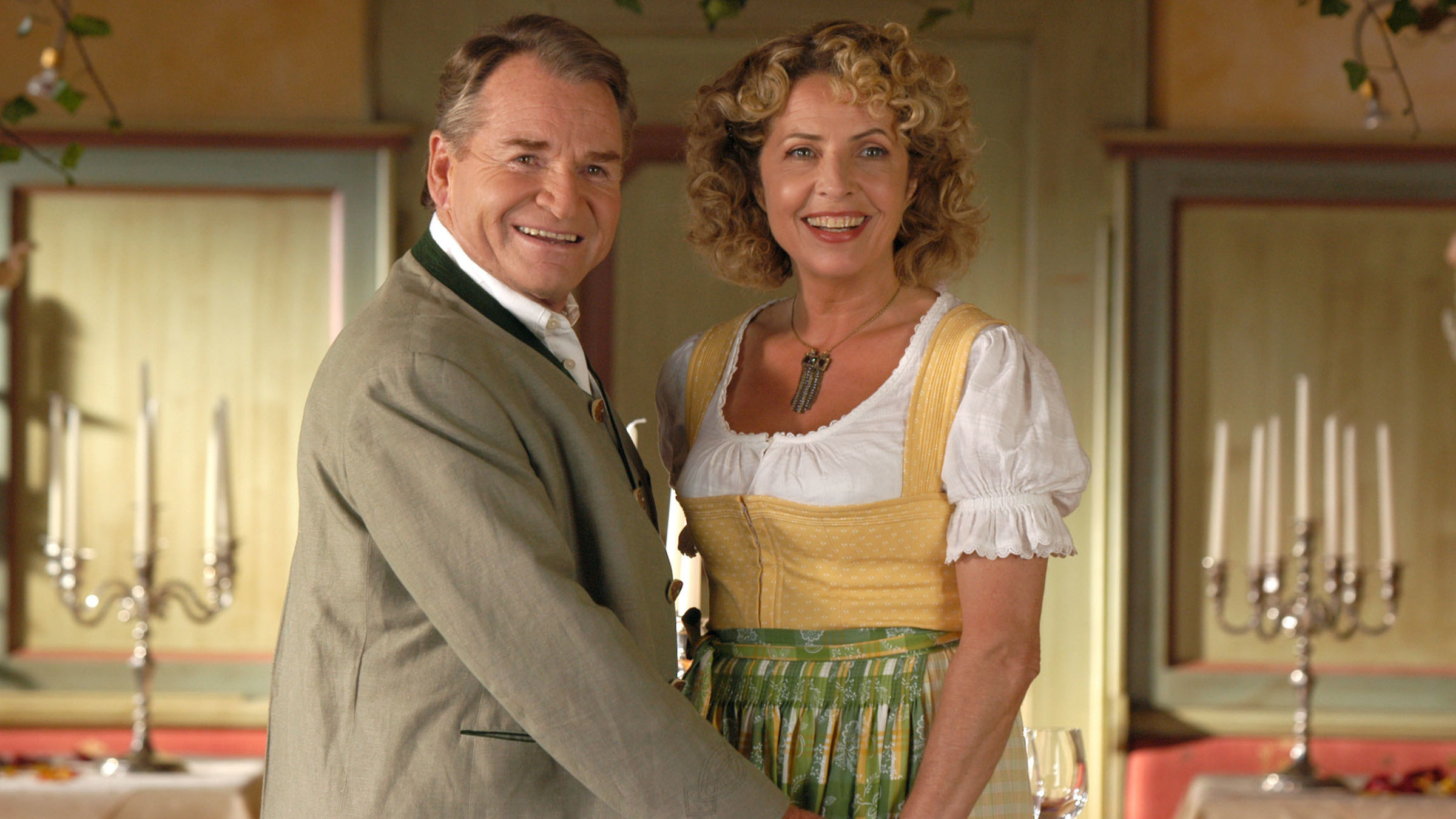 "KURHOTEL ALPENGLÜCK": Richard Steiner (Fritz Wepper) steht neben seiner Gattin Christina (Michaela May).