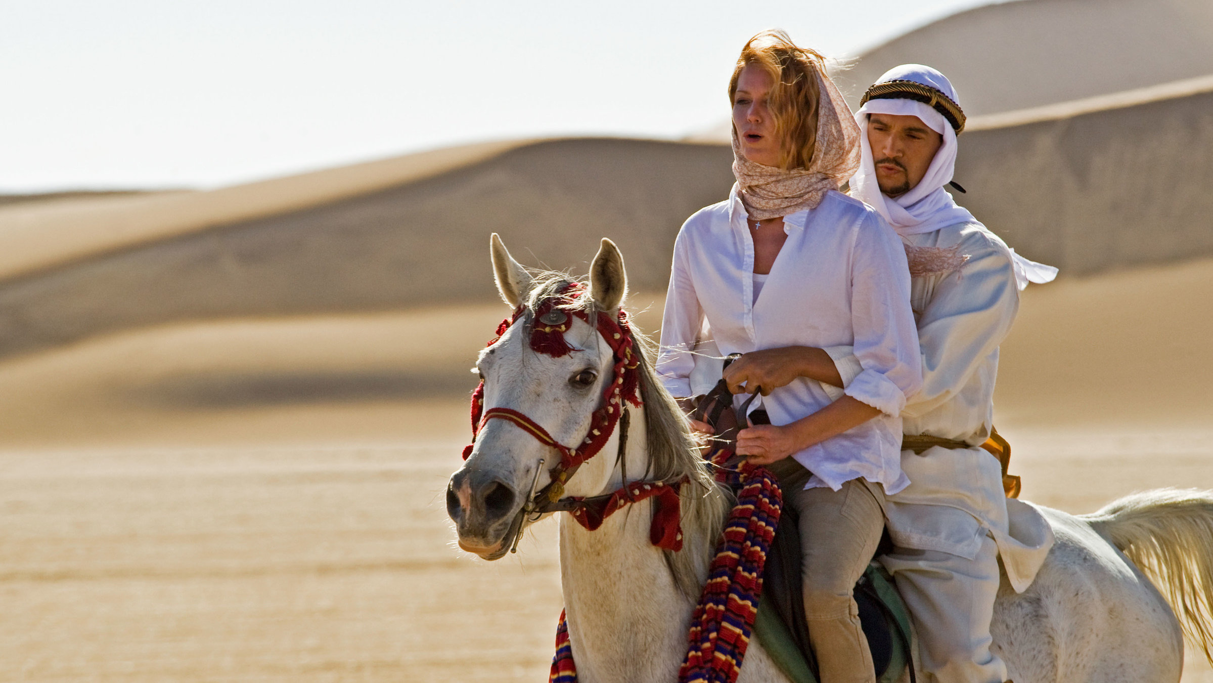 "Die Wüstenärztin": Esther Schweins (Sina), Mido Hamada (Halid).