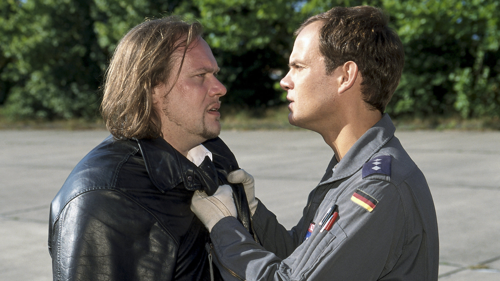 "Die Rettungsflieger - Zu weit gegangen": Rettungsflieger-Pilot Alex (Matthias Leja) packt Barmann Candy (Marco Kröger) am Kragen und sieht ihm verärgert ins Gesicht.