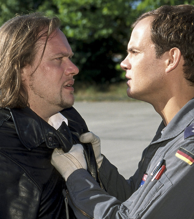 "Die Rettungsflieger - Zu weit gegangen": Rettungsflieger-Pilot Alex (Matthias Leja) packt Barmann Candy (Marco Kröger) am Kragen und sieht ihm verärgert ins Gesicht.