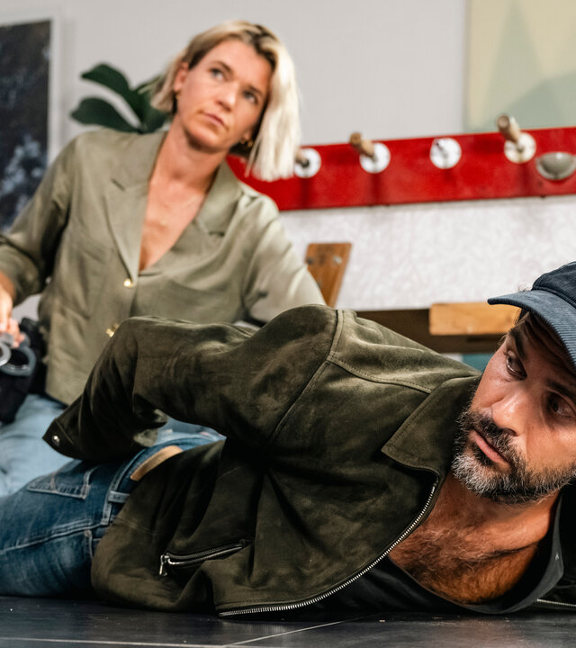 "SOKO Köln - Die kleine Schwester": In einem Innenraum: Bent Brieger (Felician Hohnloser) liegt auf dem Bauch auf dem Boden und sieht aufgewühlt zur Seite. Seine Arme befinden sich auf seinem Rücken. Hinter ihm kniet Vanessa Haas (Kerstin Landsmann). Sie hält Handschellen in der Hand und blickt ernst nach oben links.