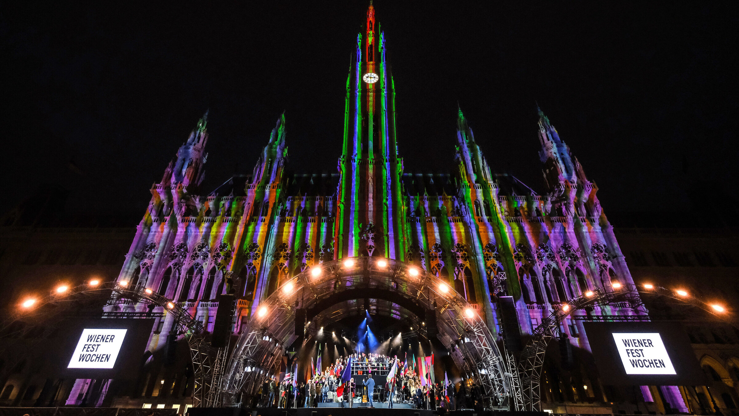 "Eröffnung der Wiener Festwochen 2025": Rathausplatz, Bühne.