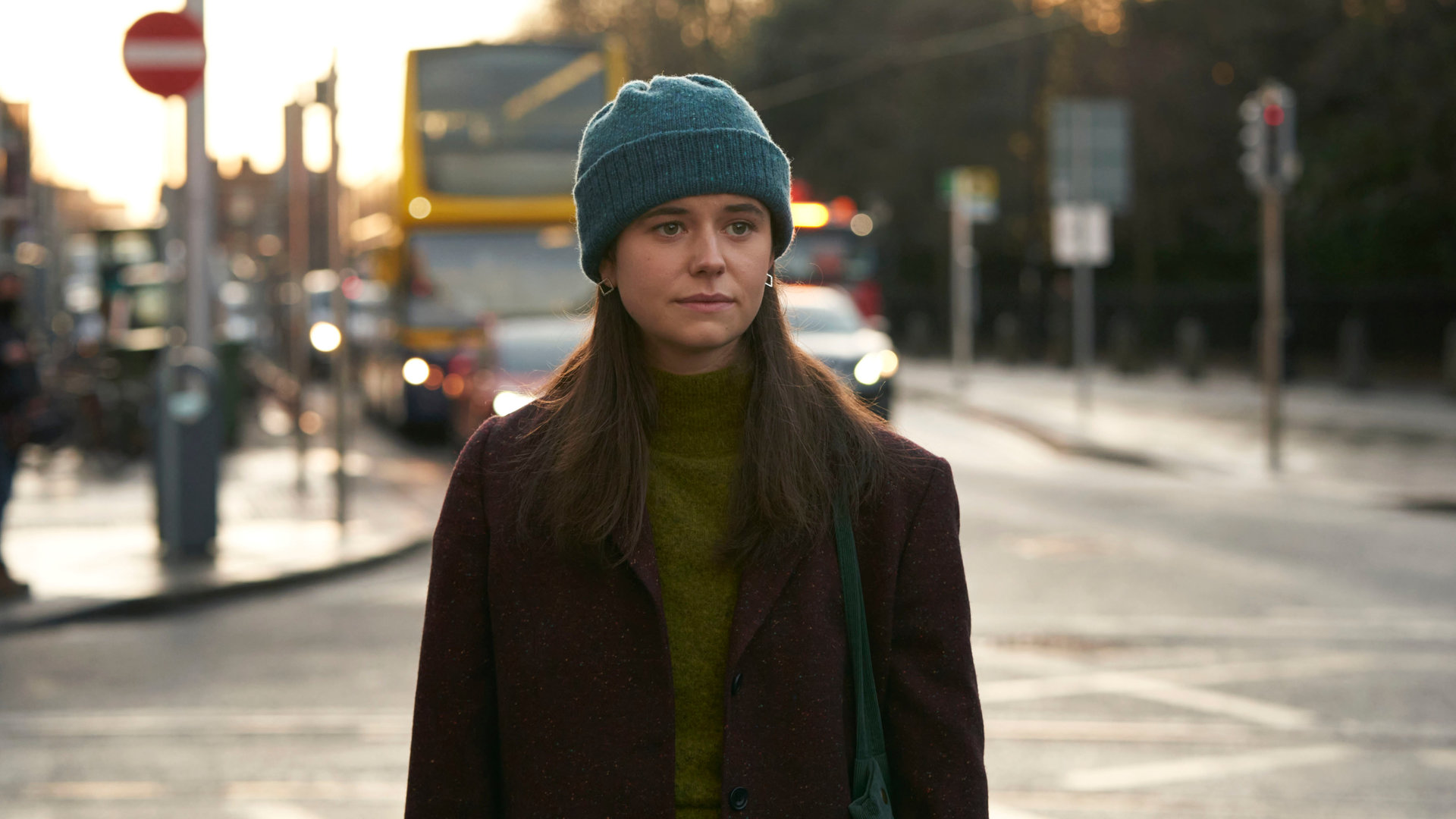 "Conversations with Friends - Zurück auf Anfang": Frances (Alison Oliver) läuft ernst eine Straße entlang.