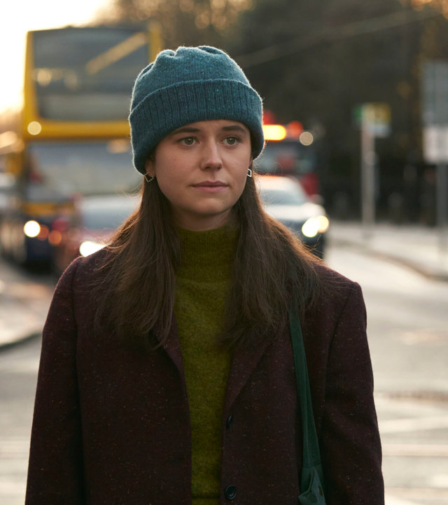 "Conversations with Friends - Zurück auf Anfang": Frances (Alison Oliver) läuft ernst eine Straße entlang.