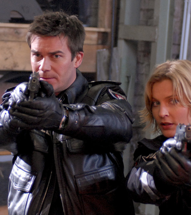 "Notruf Hafenkante - Die Entführung": Nils (Thomas Scharff) und Melanie (Sanna Englund) stehen nebeneinander mit gezogenen Waffen.