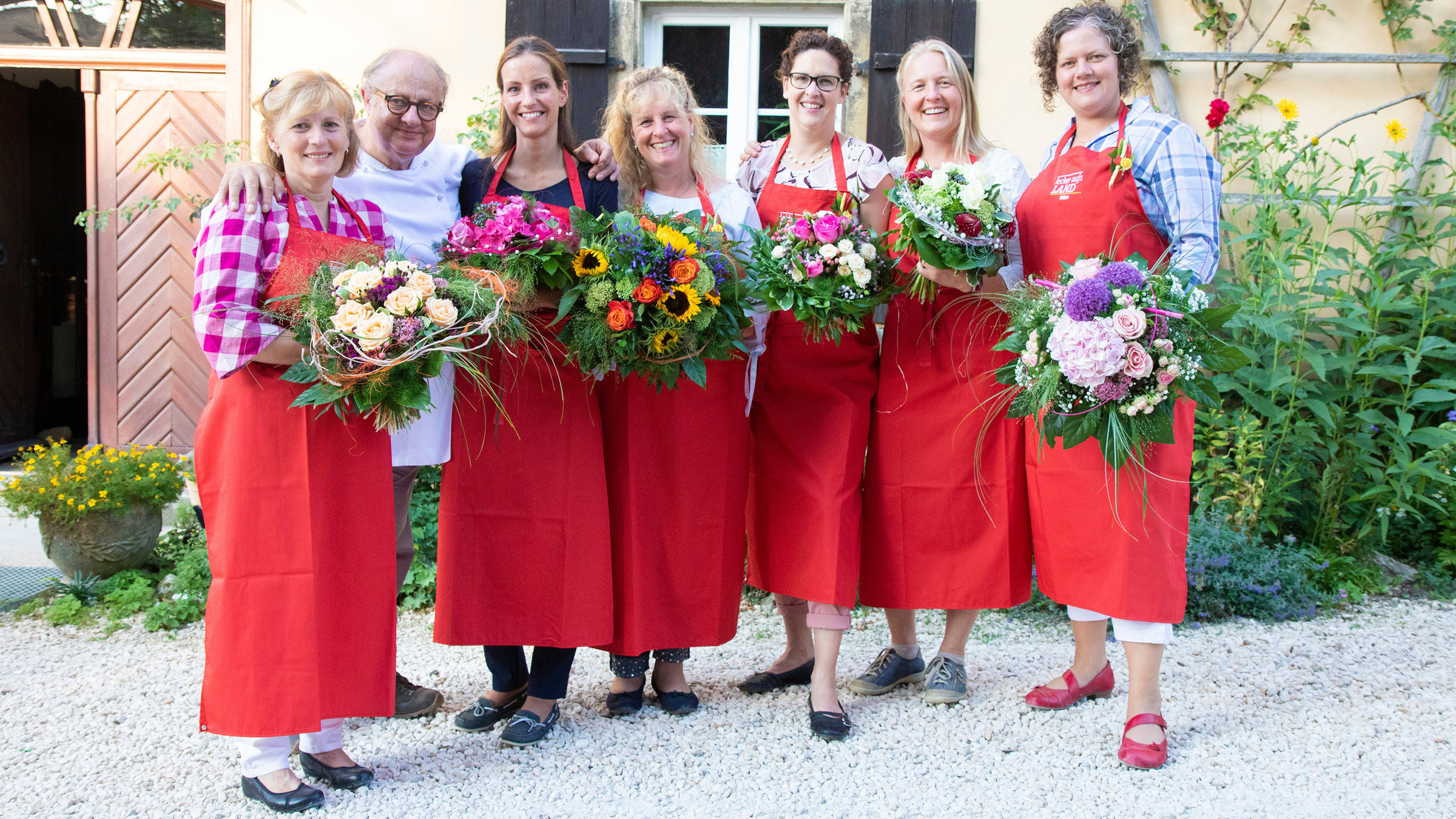"Lecker aufs Land - Das große Sommer-Finale!": Wer ist heute welche Gewinnerin? v.li.: Andrea Koch, Vincent Klink, Jessica Schnfeld, Andrea Engel, Nadja Adams, Katja Bihlmaier und Ina Lichtenthler.