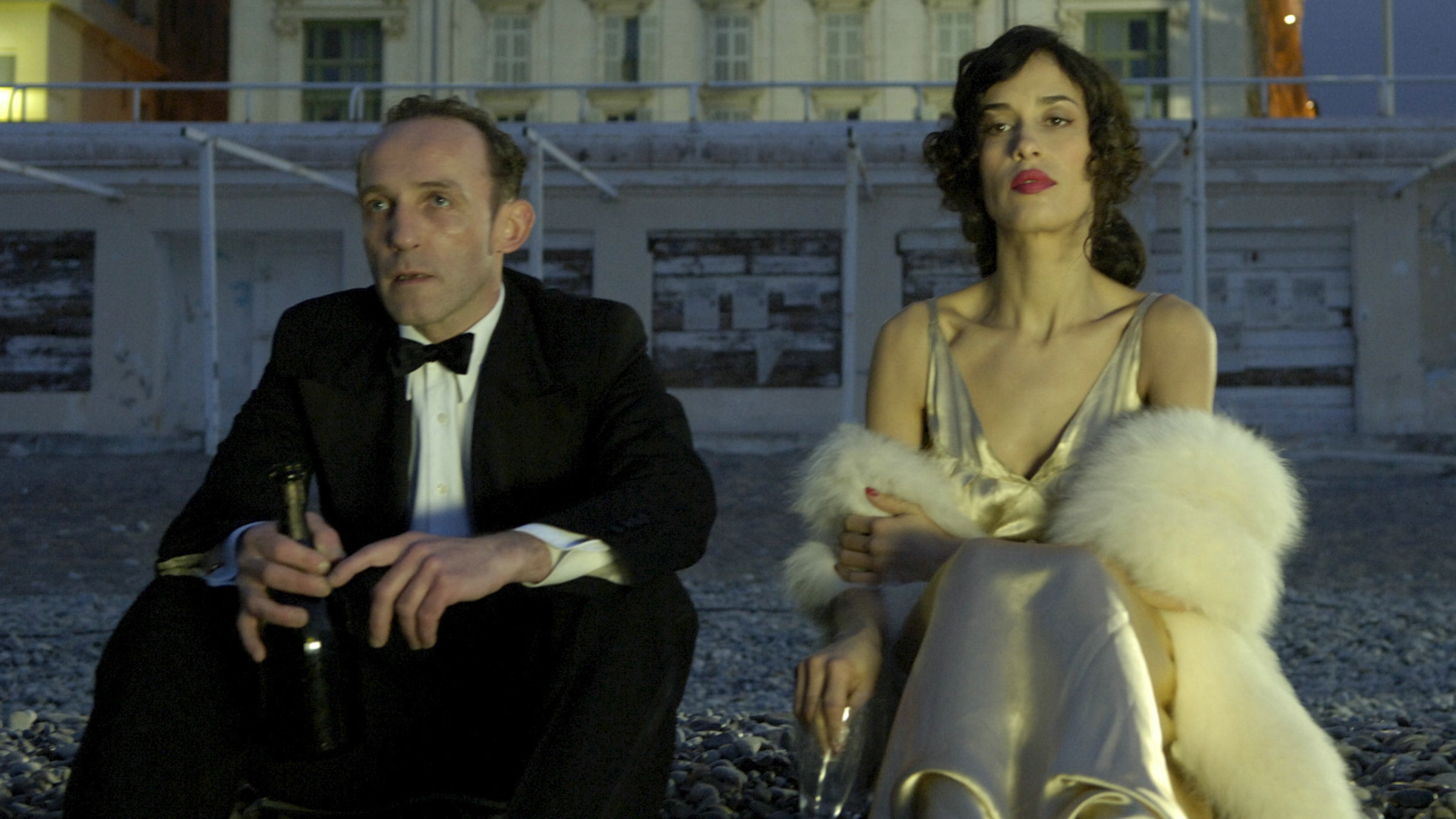 Nach der Befreiung in Monte Carlo: Salomon Sorowitsch (Karl Markovics) mit einer Spieltisch-Bekanntschaft (Dolores Chaplin) am Strand.