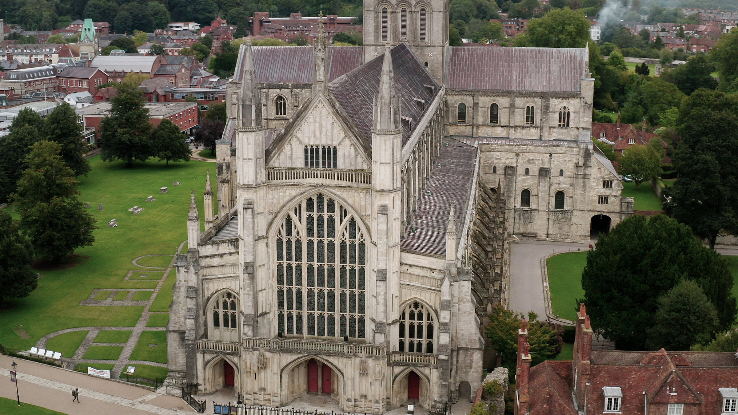 "Unterwegs auf Europas Pilgerwegen (1/3) - Durch Englands Süden nach Canterbury": Die Kathedrale von Winchester ist eine der größten Kirchen der Welt und seit dem Mittelalter Wallfahrtsort: Um die Gebeine des Bischofs St. Swithun ranken sich Erzählungen von wundersamen Heilungen.