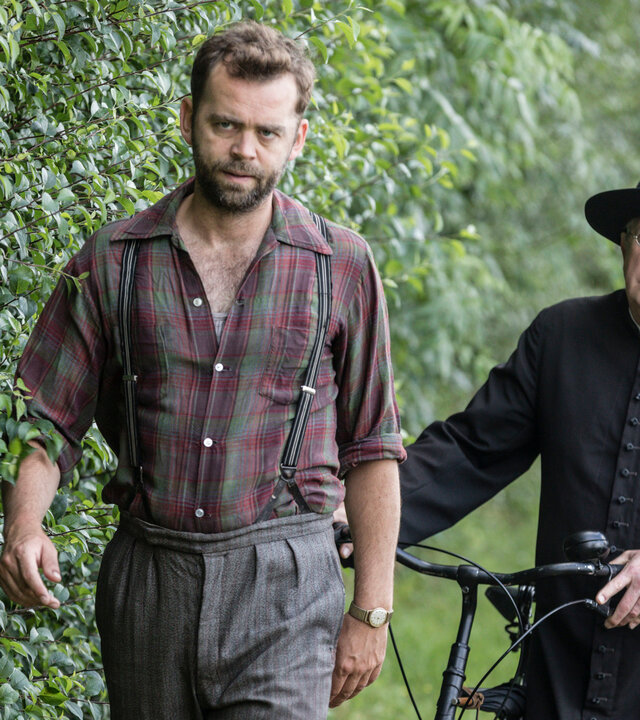 "Father Brown - Der verdorbene Fluss": Sid Carter (Alex Price) und Father Brown (Mark Williams) sind auf dem Weg zum Boot von Pat Lochlin.