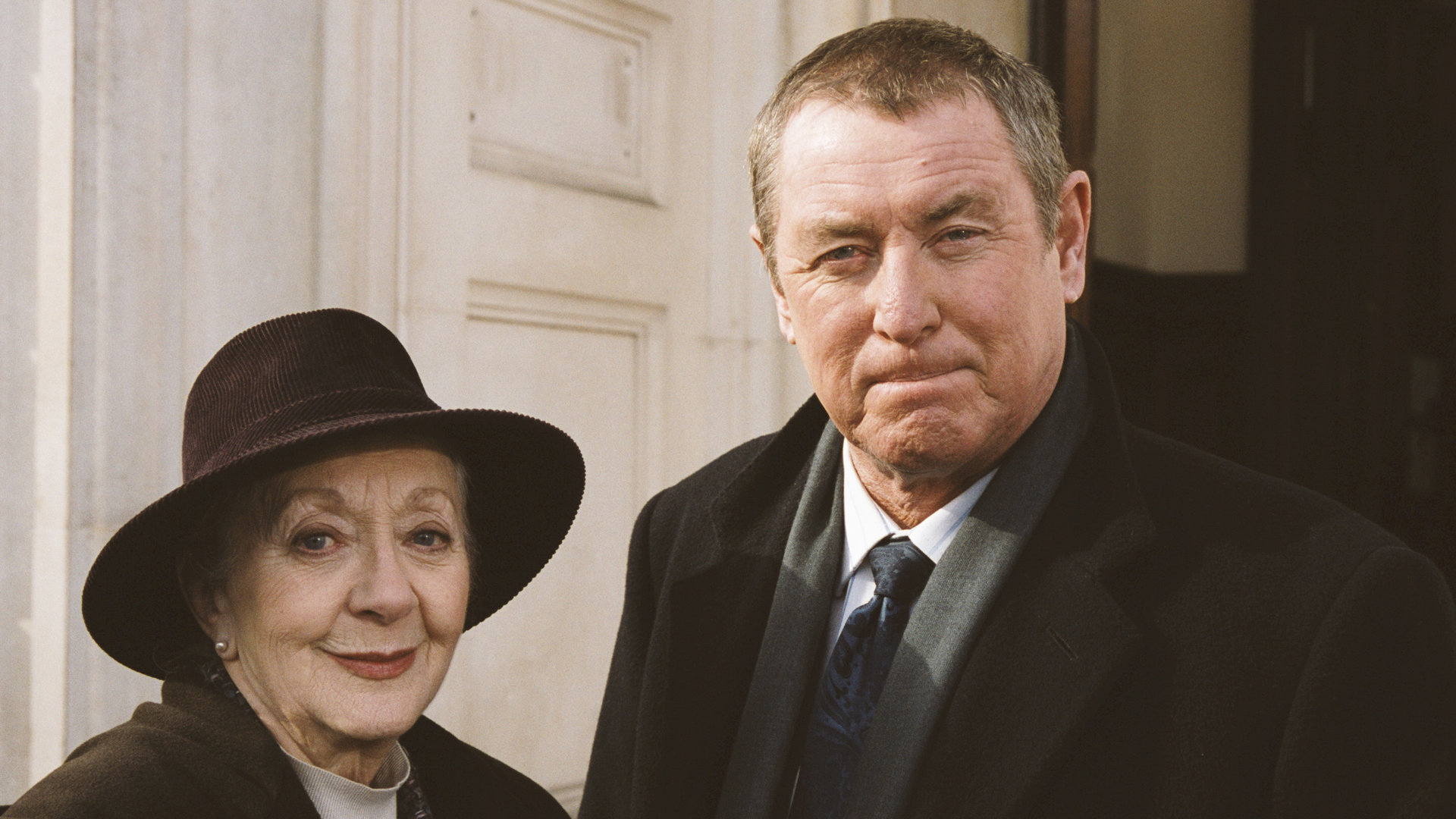 "Inspector Barnaby - Mörder-Falle": Barnaby (John Nettles) steht neben Mrs. Beverly (Thelma Barlow) an einem Gebäude-Eingang.