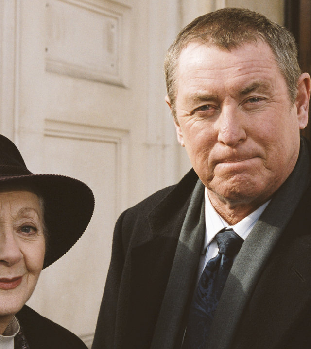 "Inspector Barnaby - Mörder-Falle": Barnaby (John Nettles) steht neben Mrs. Beverly (Thelma Barlow) an einem Gebäude-Eingang.