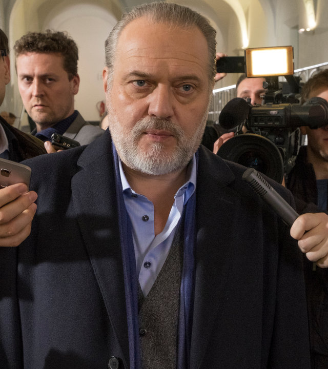 "Der Alte - Heimattreu": Richard Voss (Jan-Gregor Kremp) wird von einer Gruppe Reporter umzingelt, die ihm Aufnahmemikrofone entgegenstrecken und eine Fernsehkamera auf ihn richten. Voss blickt entnervt drein.