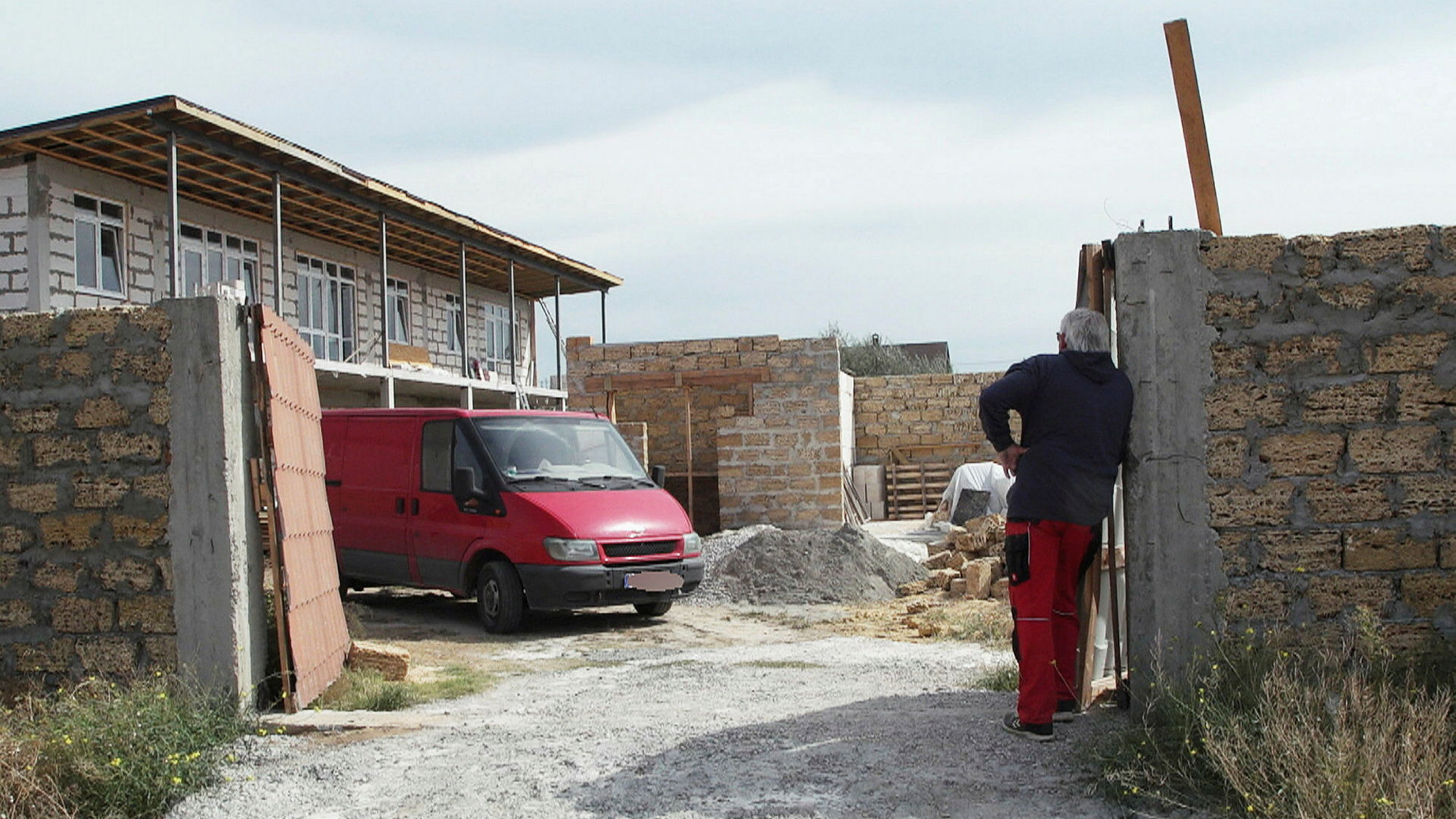"Tschopps Haus auf der Krim": Roland Tschopp auf dem Rohbau ihres Hauses auf der Krim, nahe der Stadt Jewpatorija.