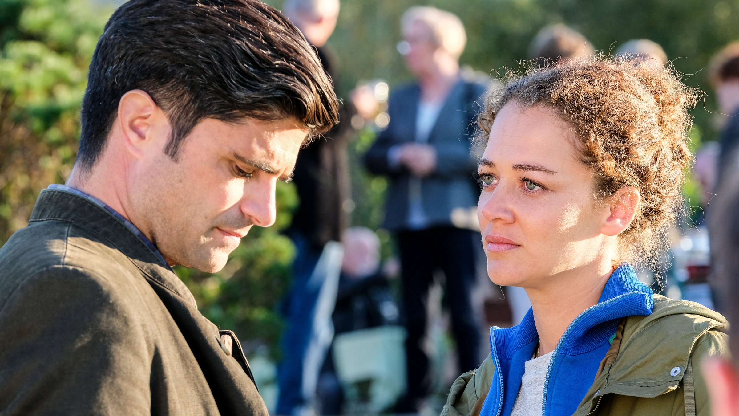 "Tonio & Julia: Schulden und Sühne": Julia Schindel (Oona Devi Liebich) steht nah bei Tonio Niederegger (Maximilian Grill) und schaut ihn an. Er blickt zur Seite auf den Boden.