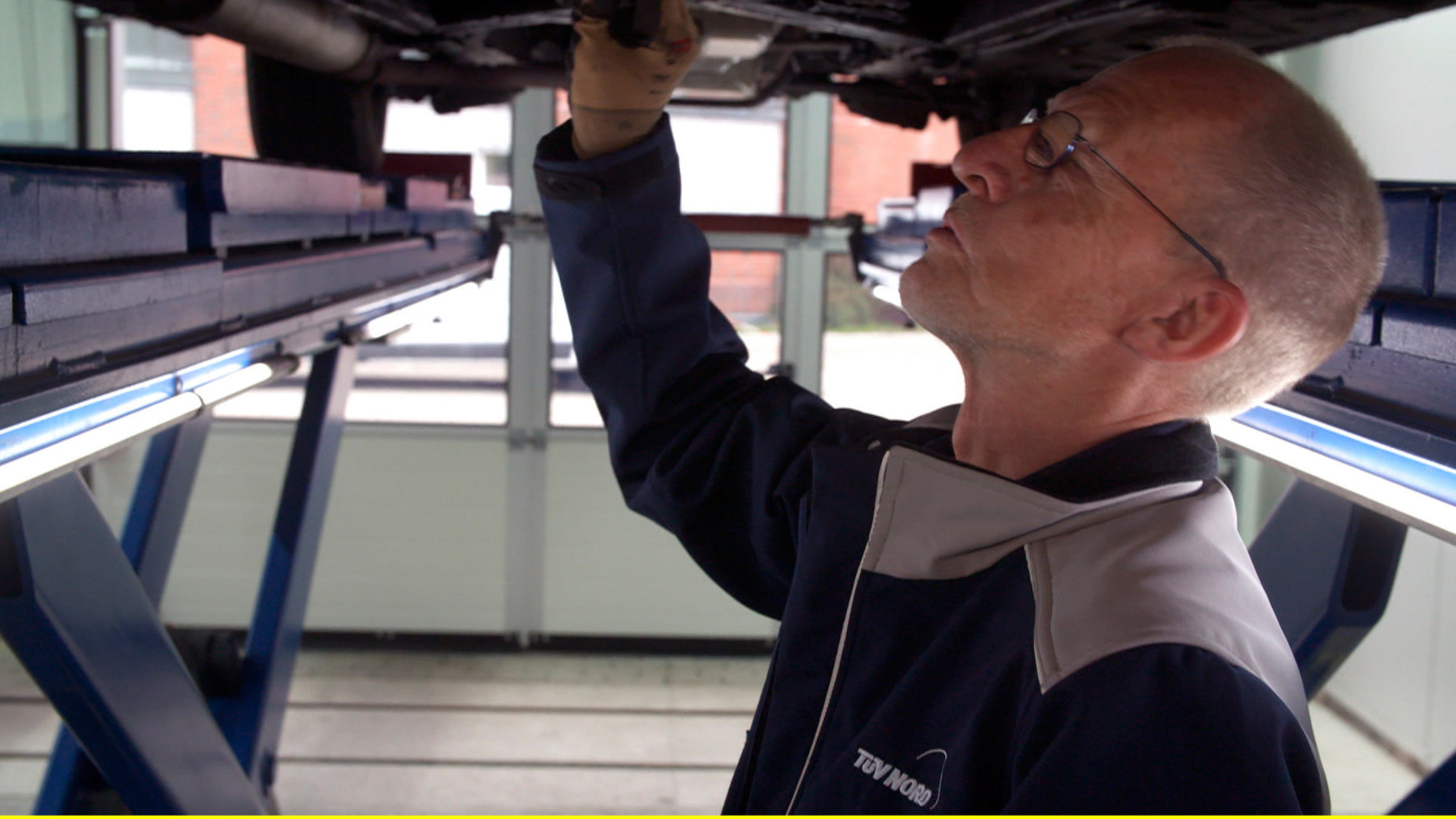 "Die Nordreportage: Auf Herz und Nieten - Prüfer": Technik im Blut: Seit 24 Jahre ist Michael Kretschmer bereits beim TÜV – und Prüfer mit Leib und Seele. In der Dienststelle Norderstedt ist er der dienstälteste Prüfingenieur. Er liebt die Abwechslung, die sein Job mit sich bringt.