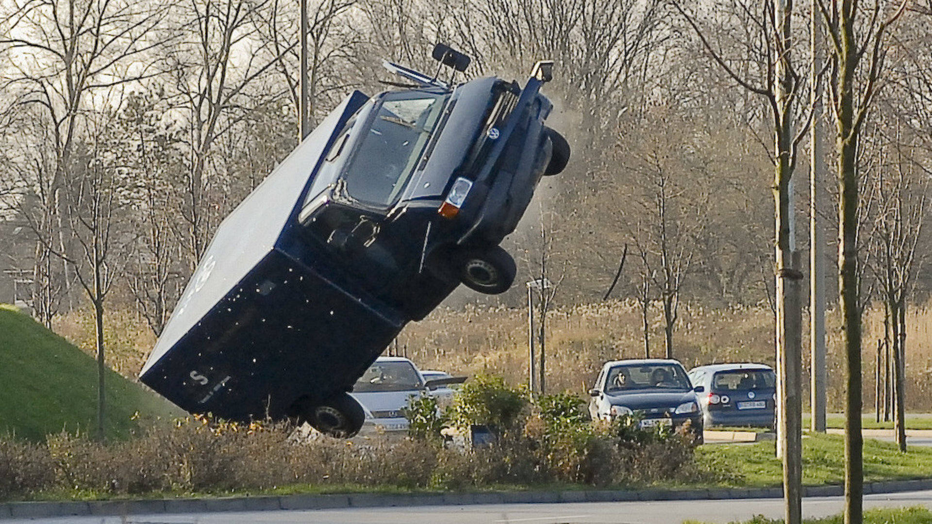 "Die Rettungsflieger - Das Streben nach Glück": Ein Werttransporter überschlägt sich.