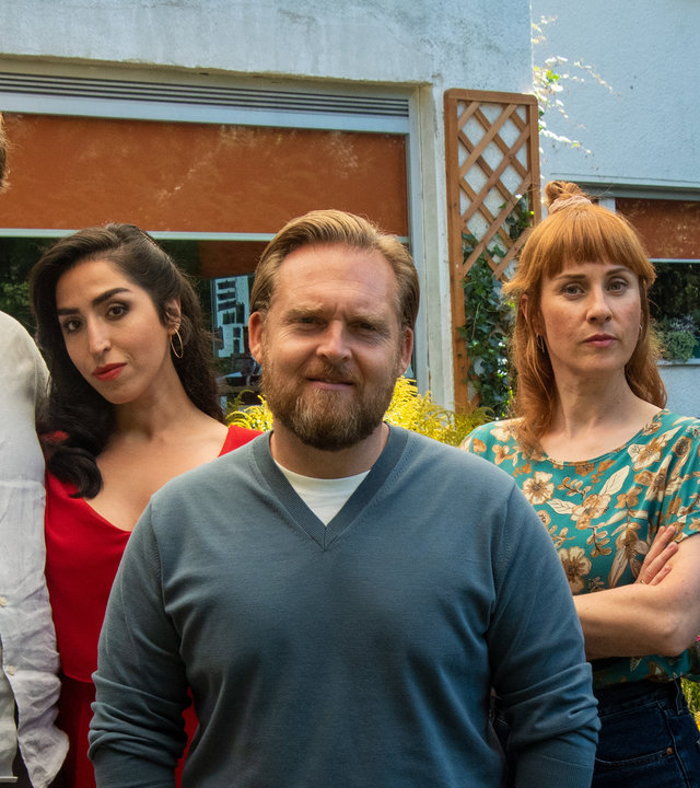 "Der Spalter": Simon (Sebastian Schwarz), Dila (Susana AbdulMajid), Bianca (Marlene Morreis) und Oliver (Fabian Busch) stehen auf einer Terrasse und blicken in die Kamera. Mittig vor ihnen steht Lars (Axel Stein) und blickt ebenfalls in die Kamera.