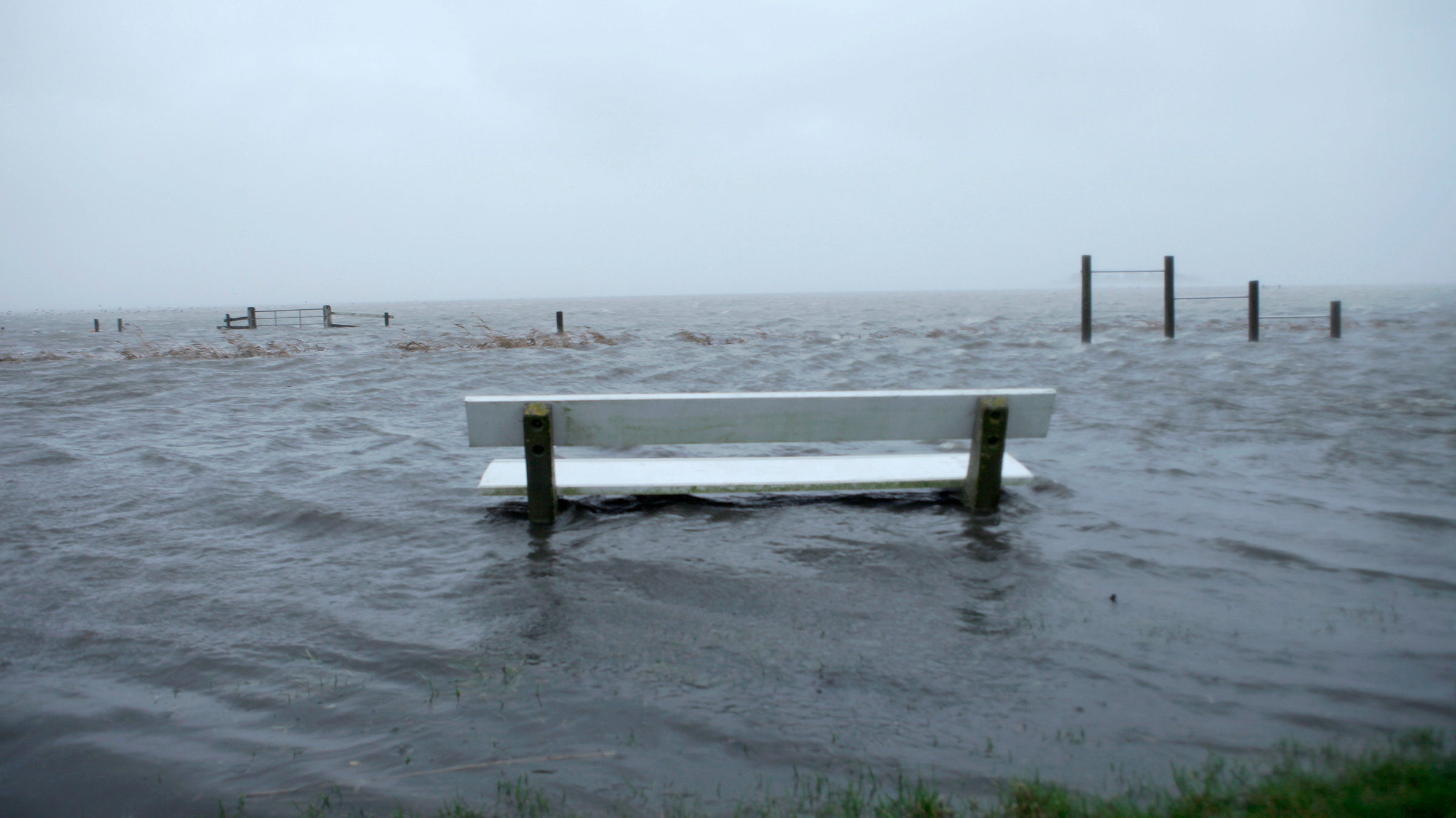 "mare TV: Die Halligen - Land unter im Wattenmeer": „Bank unter“: Die Nordsee hat Hallig Hooge überspült.