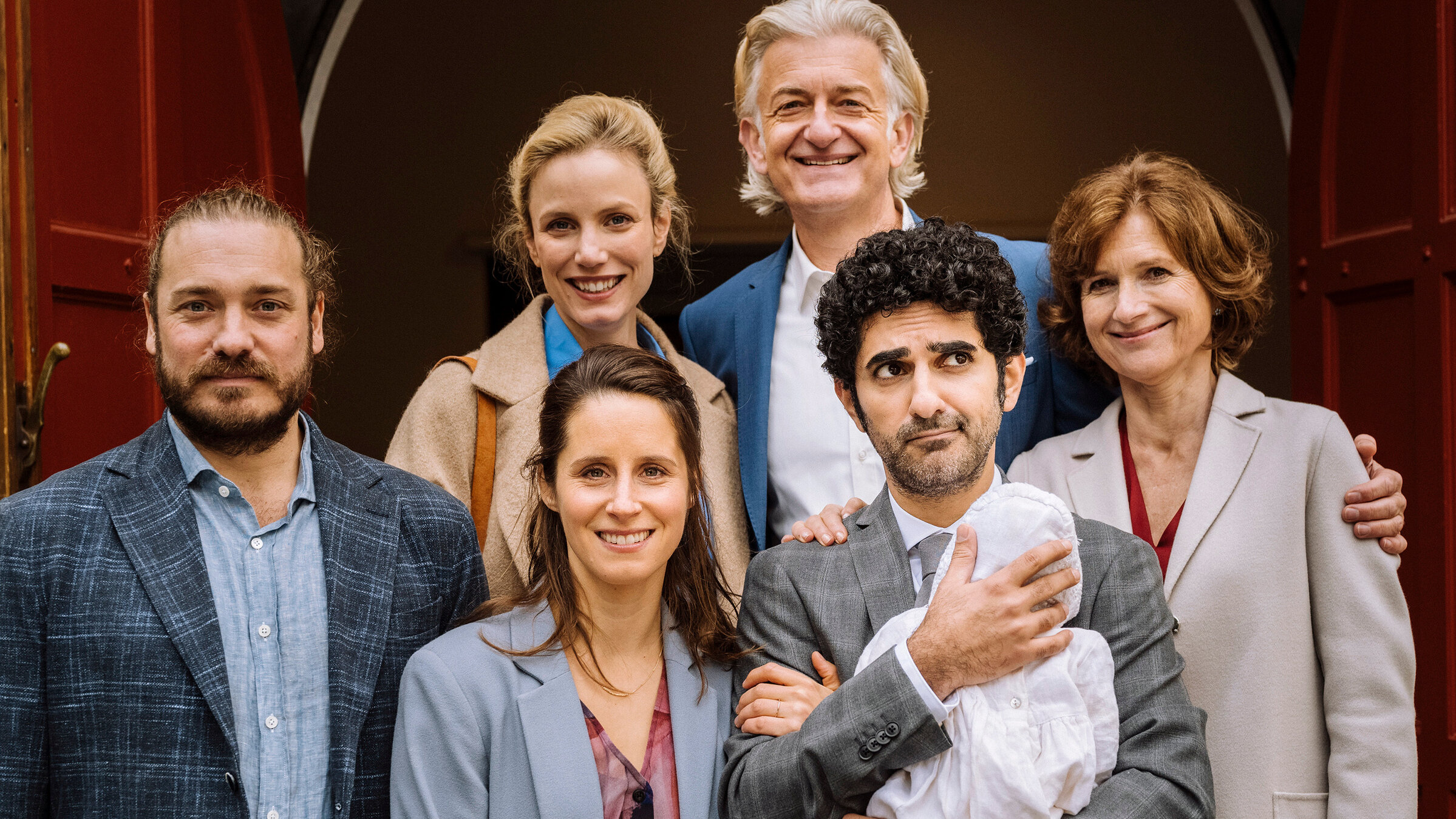 "Familie ist ein Fest - Taufalarm": Kaum ist der kleine Linus auf der Welt, sieht sich das deutsch-iranische Rheinländerpaar Viola (Amelie Kiefer, vorne ) und Faraz (Reza Brojerdi, vorne re.) mit kulturellen Unterschieden konfrontiert - Taufe oder Beschneidung!