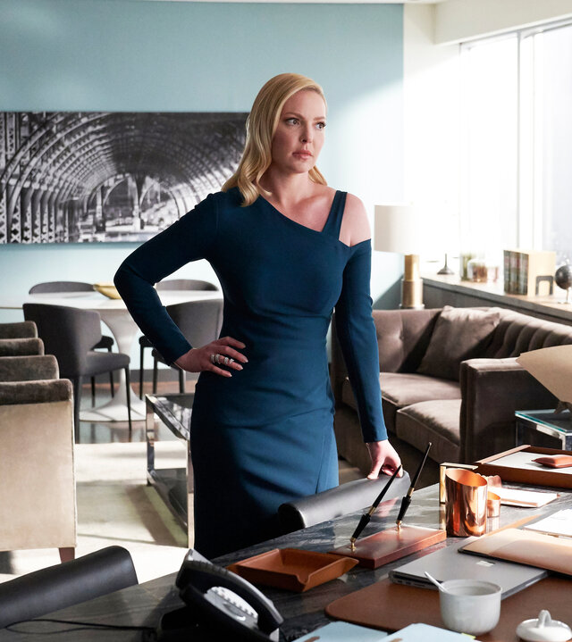 "Suits - Zur Brust hemen": Mike (Patrick J. Adams) und Samantha (Katherine Heigl)  stehen nebeneinander vor dem Schreibtisch und schauen Faye (Denise Crosby)  erwartungsvoll an, die hinter dem Schreibtisch steht und Dokumente in ihren Händen hält.