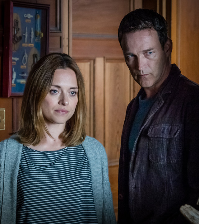 "Safe House - Abgrund": Tom (Stephen Moyer) und Sam (Zoe Tapper) stehen in einer Tür und schauen mit ernstem Blick in eine Richtung.