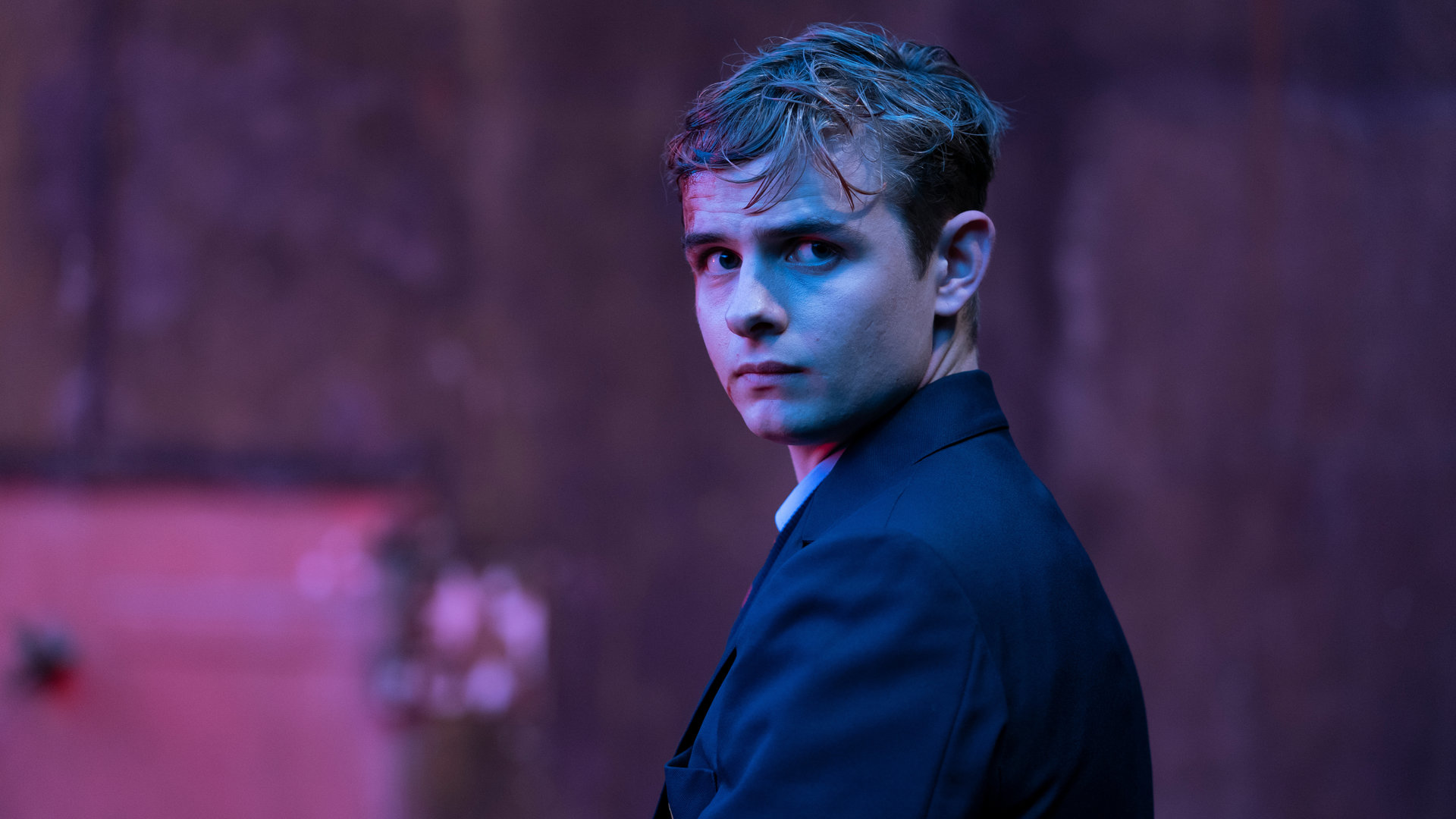 "Alex Rider - Identität": Alex Rider (Otto Farrant) in Nahaufnahme. Er blickt skeptisch in die Ferne.