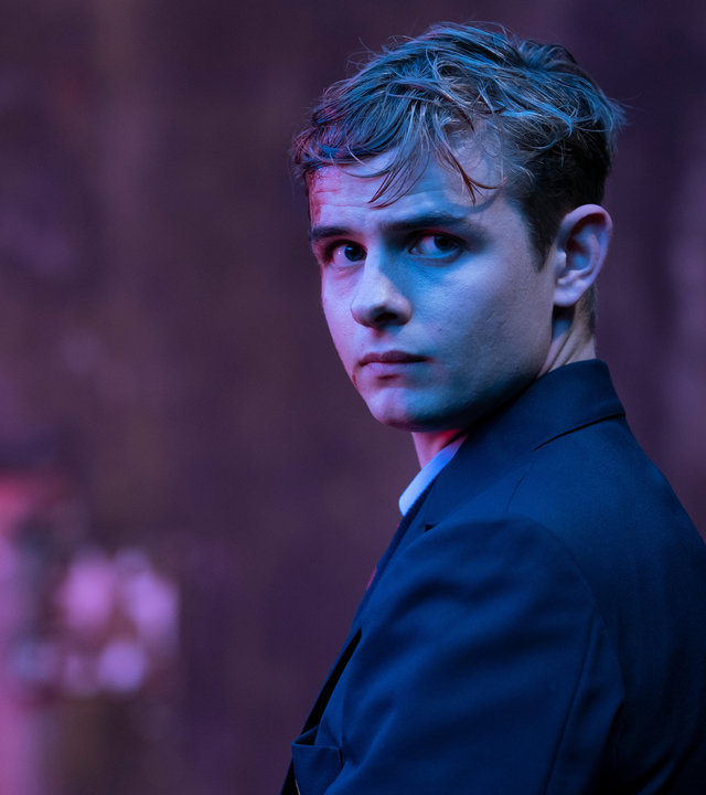 "Alex Rider - Identität": Alex Rider (Otto Farrant) in Nahaufnahme. Er blickt skeptisch in die Ferne.