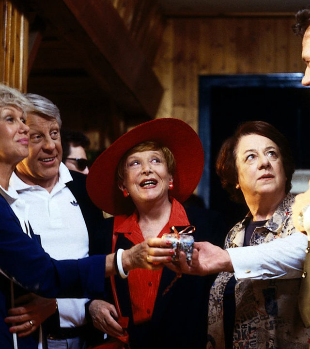 "Die Wicherts von nebenan: Ein Hund für Hannelore": Hannelore (Maria Sebaldt), Eberhard (Stephan Orlac), Oma Käthe (Edith Schollwer) und Gerda (Inge Wolffberg) stehen nebeneinander und blicken zu Kuttlick (Manfred Lehmann, r.), der Hannelore etwas reicht.