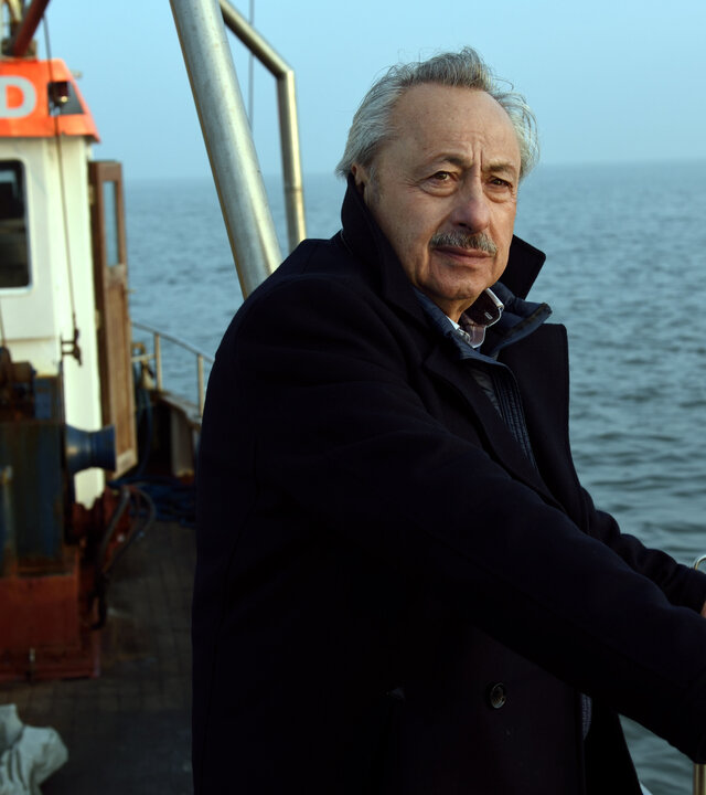 "Stubbe - Tod auf der Insel": Bei der Überfahrt nach Amrum steht Stubbe (Wolfgang Stumph) steht an der Reling des Kutters und schaut auf die Nordsee.