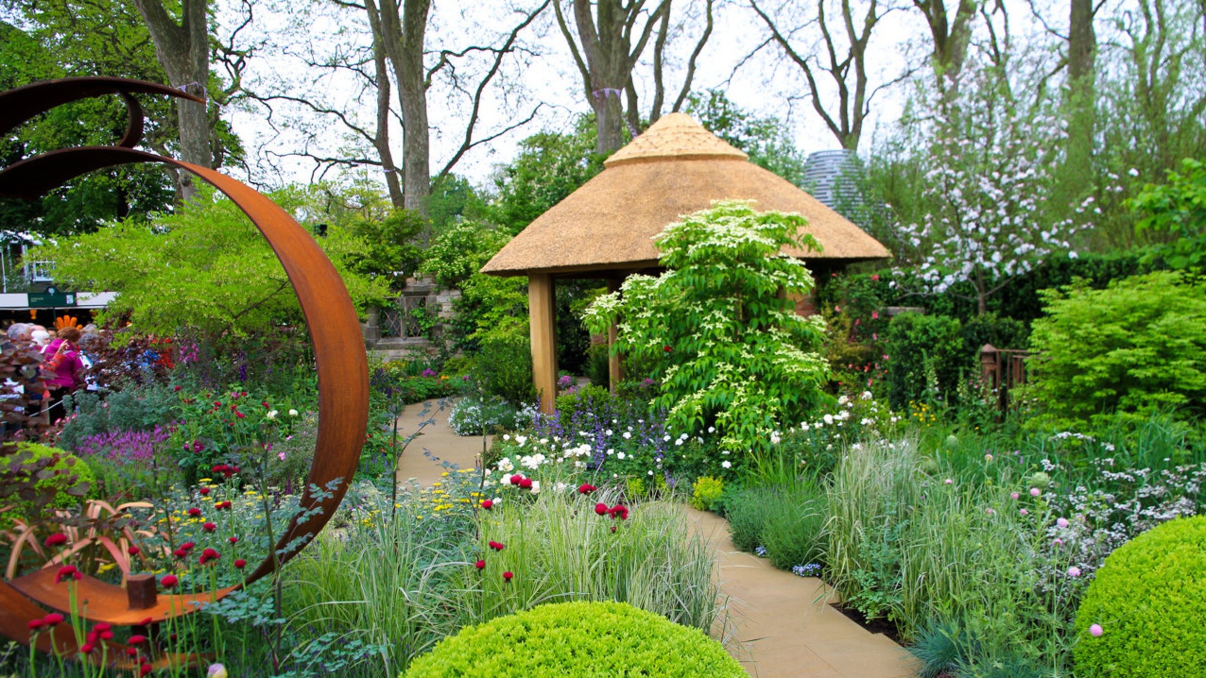 "Englands schönste Gärten, güner Lifestyle für alle Lebenslagen" - Ein Siegergarten auf der Chelsea Flower Show.