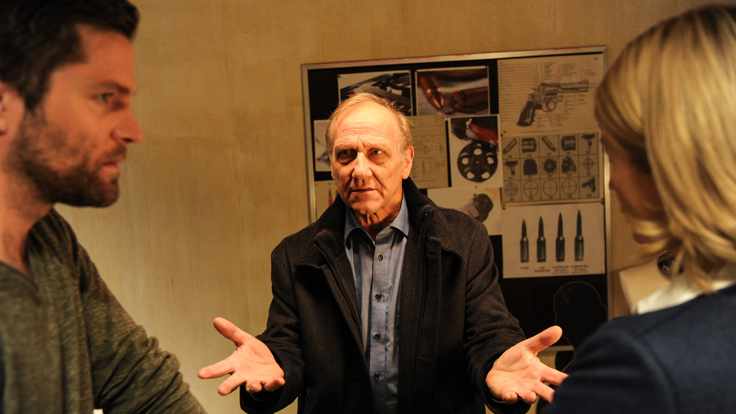 "SOKO Stuttgart - Späte Rache (1)": Verzweifelt steht Michael Kaiser (Karl Kranzkowski) Jo Stoll (Peter Ketnath) und Martina Seiffert (Astrid M. Fünderich) im Schießstand gegenüber.