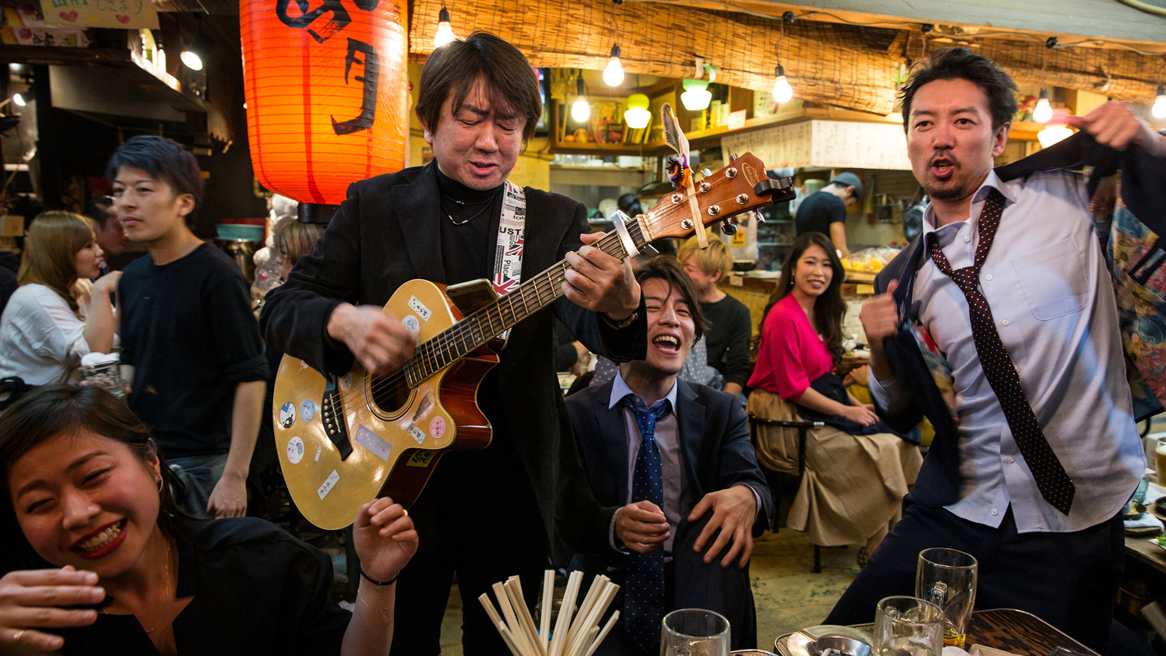 "Fokus Japan - Hektische Megacity, erholsame Landidylle und faszinierende Essregeln (1/3)": Ausgelassene Geschäftsleute in einer Ess-Gasse in Tokio, in Yurakucho.