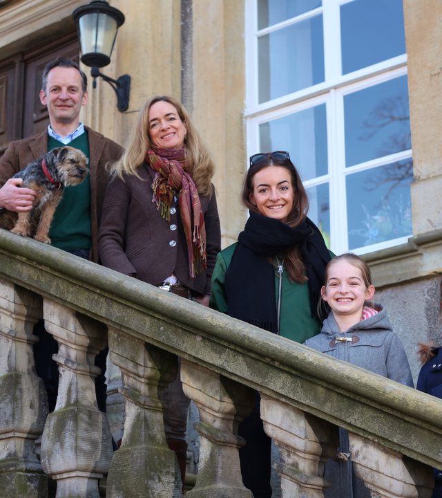 "ZDF.reportage: Luxus, Land und Leute": Die Familie von Schöning, Vater Nicolaus, Mutter Tania und die Kinder Charlotte, Cosima und Helene, steht auf der Treppe vor ihrem Anwesen.