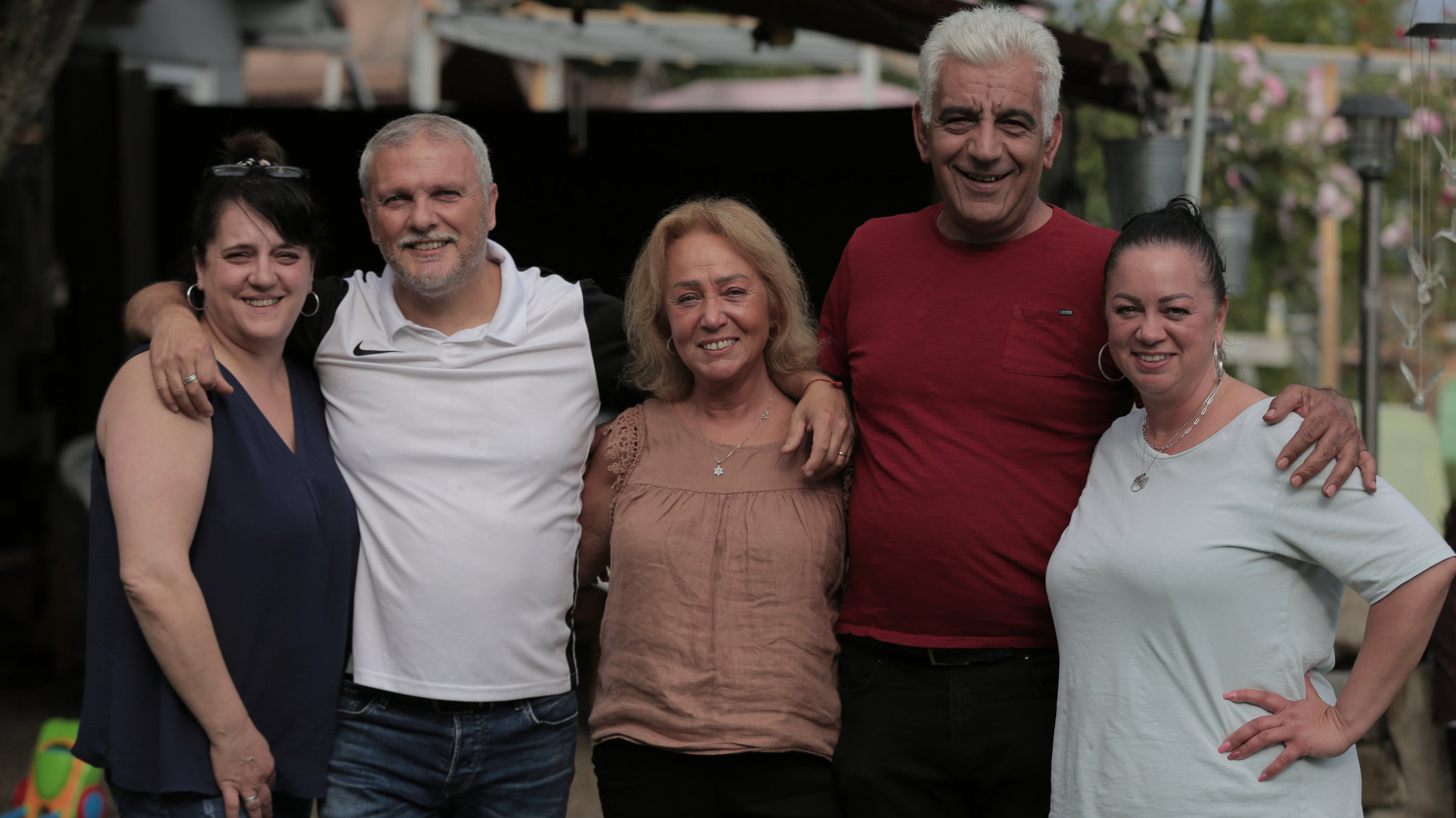 "Zerrissen bleibst du immer - Gastarbeiter zwischen Heimat und Zuhause": Eine sizilianische Großfamilie in Deutschland. Franco mit seiner Frau Tina und Schwester Sara und ihrem Mann Vittorio und der Tochter Sabrina im deutschen Schrebergarten. Hier fühlen sie sich zu Hause.