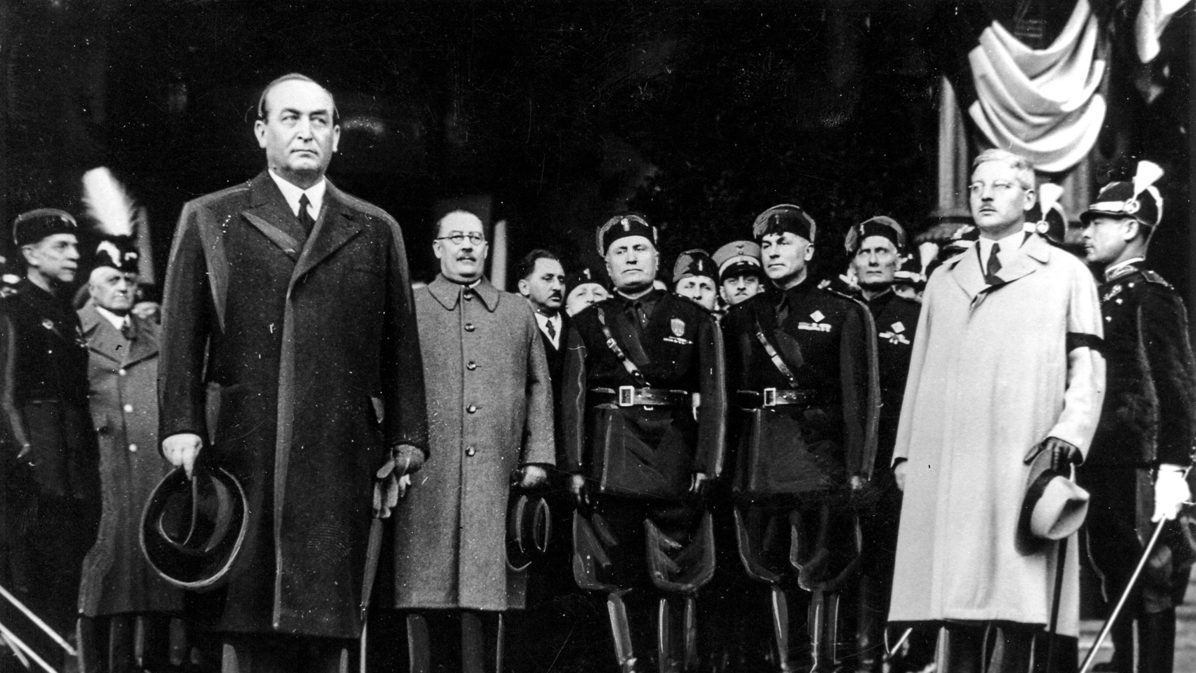 "Österreich I - Abschied von Österreich": Der ungarische Ministerpräsident Gyula Gömbös und Kurt Schuschnigg bei Benito Mussollini in Rom am 24.03.1936.