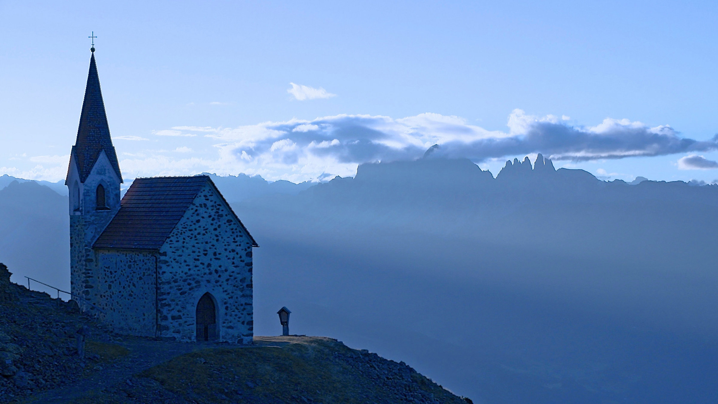 "Ein Sommer in Südtirol": Latzfonserkreuz am frühen Morgen
