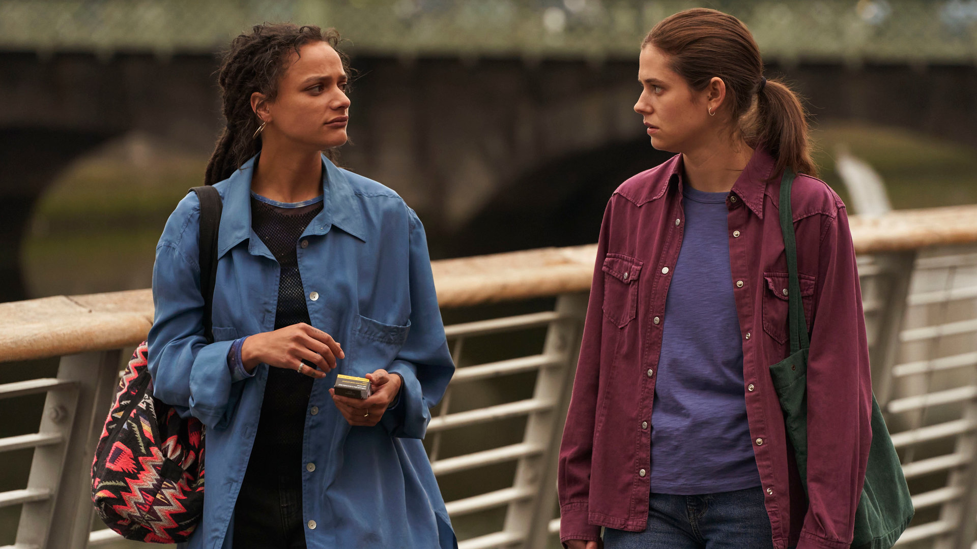 "Conversations with Friends - Schmerz": Frances (Alison Oliver) und Bobbi (Sasha Lane) laufen an einem Flussufer entlang und schauen sich ernst an.