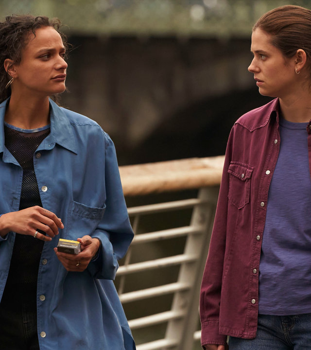 "Conversations with Friends - Schmerz": Frances (Alison Oliver) und Bobbi (Sasha Lane) laufen an einem Flussufer entlang und schauen sich ernst an.