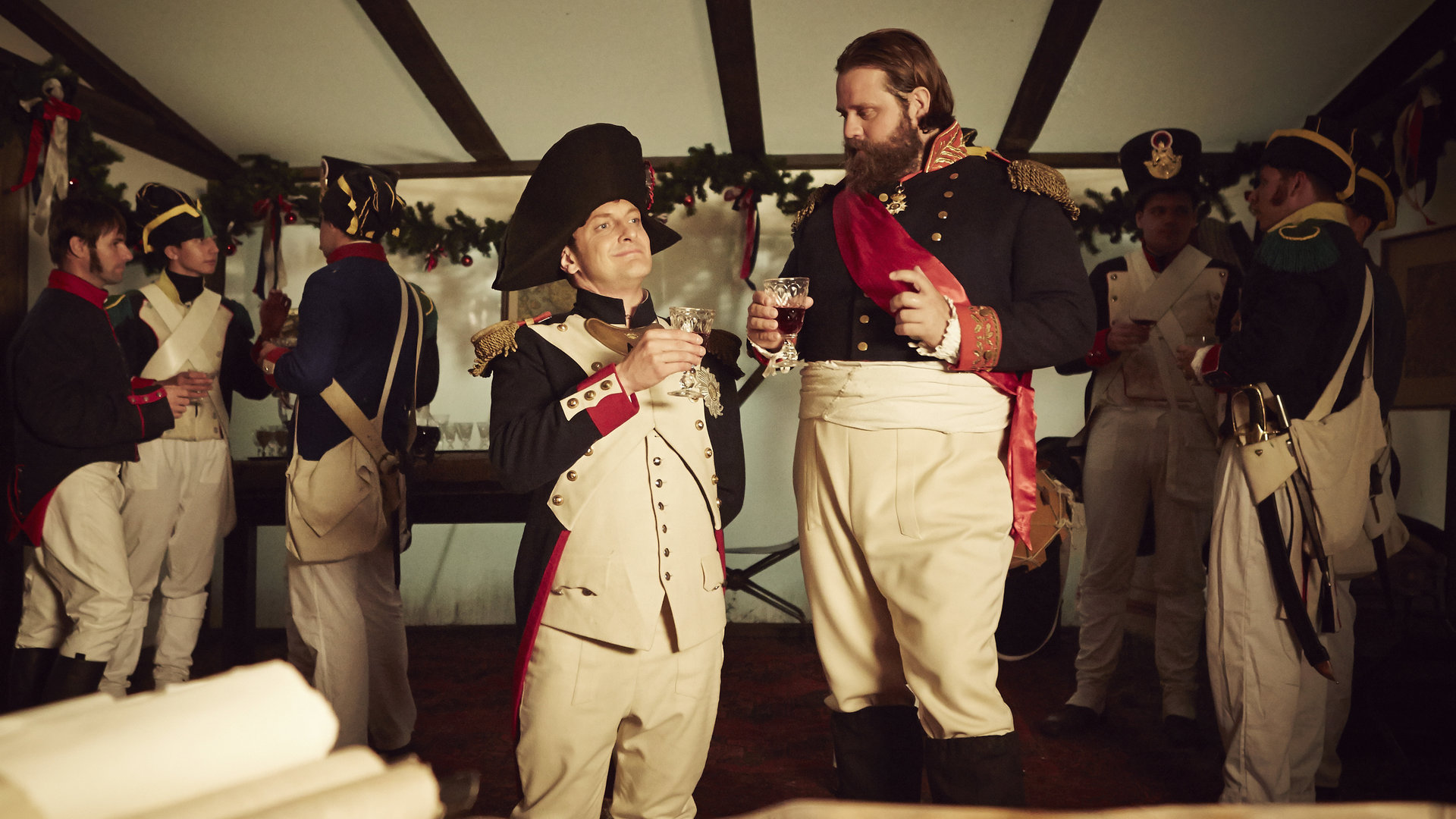 "Sketch History - Neues von gestern": Holger Stockhaus und Antoine Monot stehen als Napoleon und Offizier verkleidet in einem Zelt und halten Weingläser in der Hand.