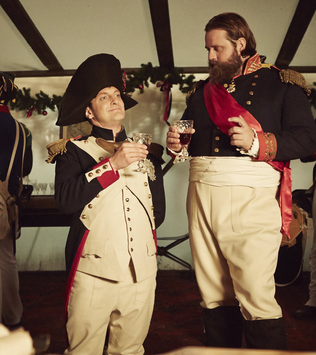 "Sketch History - Neues von gestern": Holger Stockhaus und Antoine Monot stehen als Napoleon und Offizier verkleidet in einem Zelt und halten Weingläser in der Hand.
