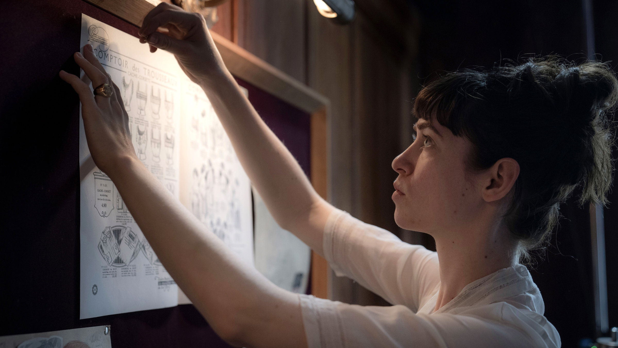 "Eldorado KaDeWe - Jetzt ist unsere Zeit (4/6) - Kalter Entzug": Die feministische Fritzi (Lia von Blarer) hat ein Ziel: Mode für die selbstbewusste Frau.