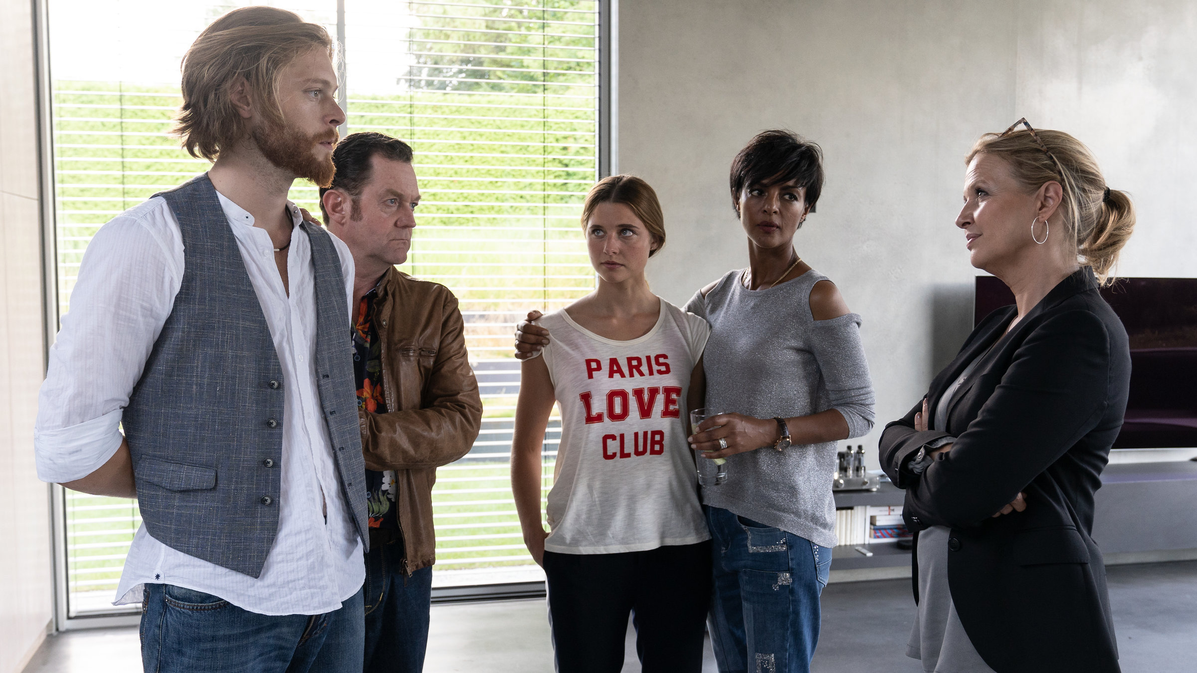 "Die Chefin - Schöner Schein": David Schirmer (Moritz Stephan) wird von Paul Böhmer (Jürgen Tonkel) festgehalten, während Vera Lanz (Katharina Böhm) mit verschränkten Armen dasteht und zu den beiden sieht. Eva Bernhardt (Dennenesch Zoudé) steht neben Sarah Käutner (Svenja Jung) und nimmt sie in den Arm.