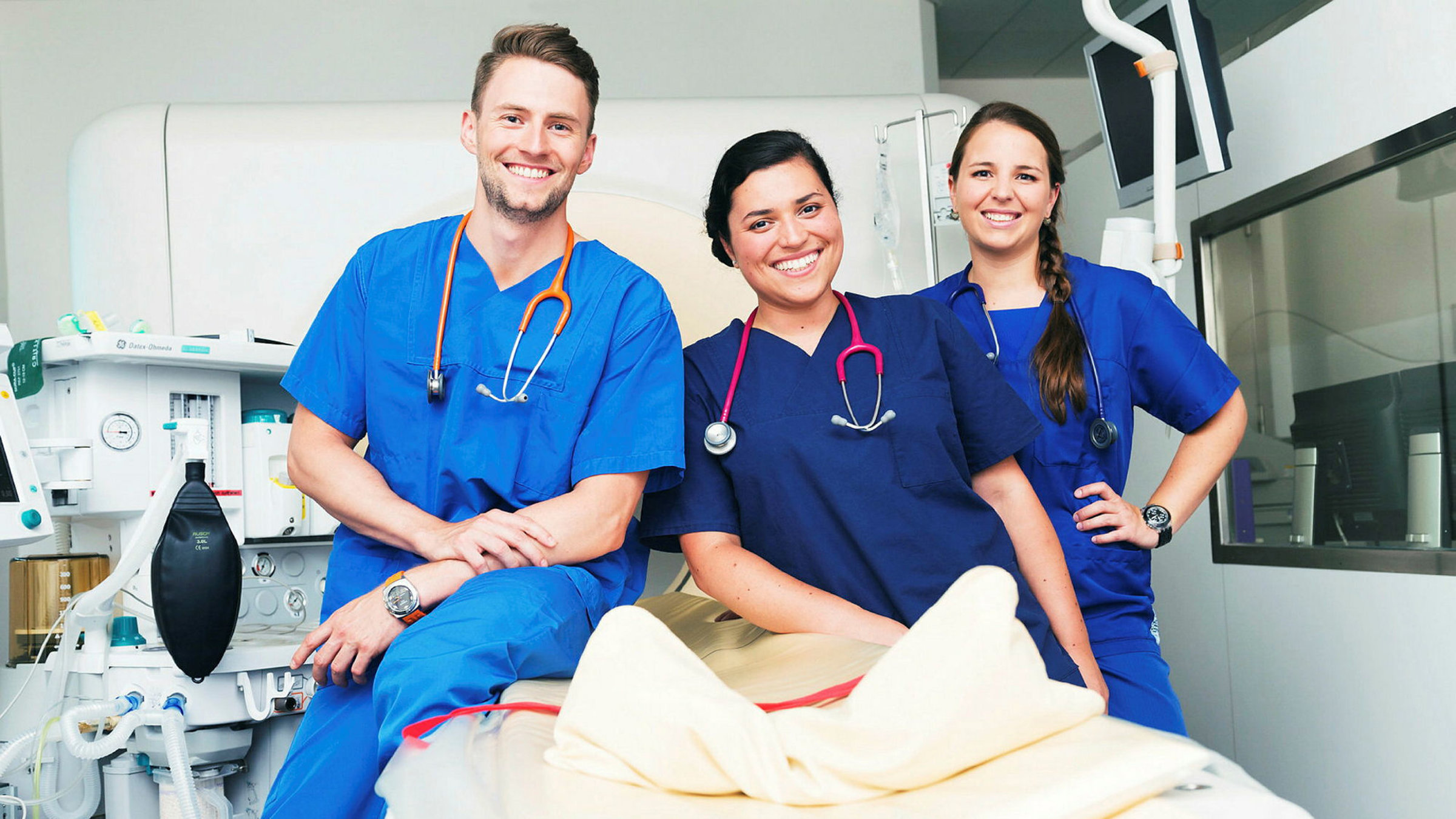 "Tierärztin 24/7 - Die Rettung von Falco": Die drei jungen Tierärzte William, Eléonore und Gwennaëlle